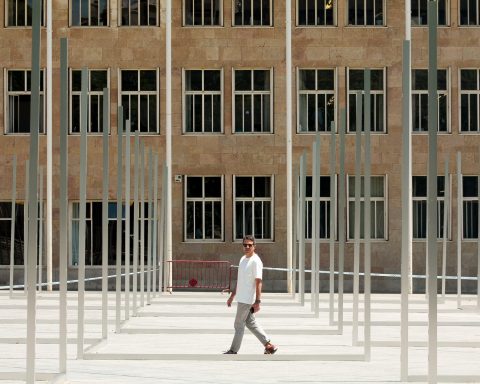 Resonancia, a temporary lattice installation in the plaza at Logroño City Hall.