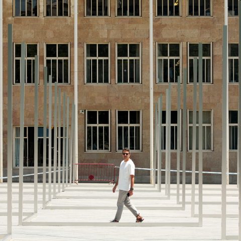 Resonancia, a temporary lattice installation in the plaza at Logroño City Hall.