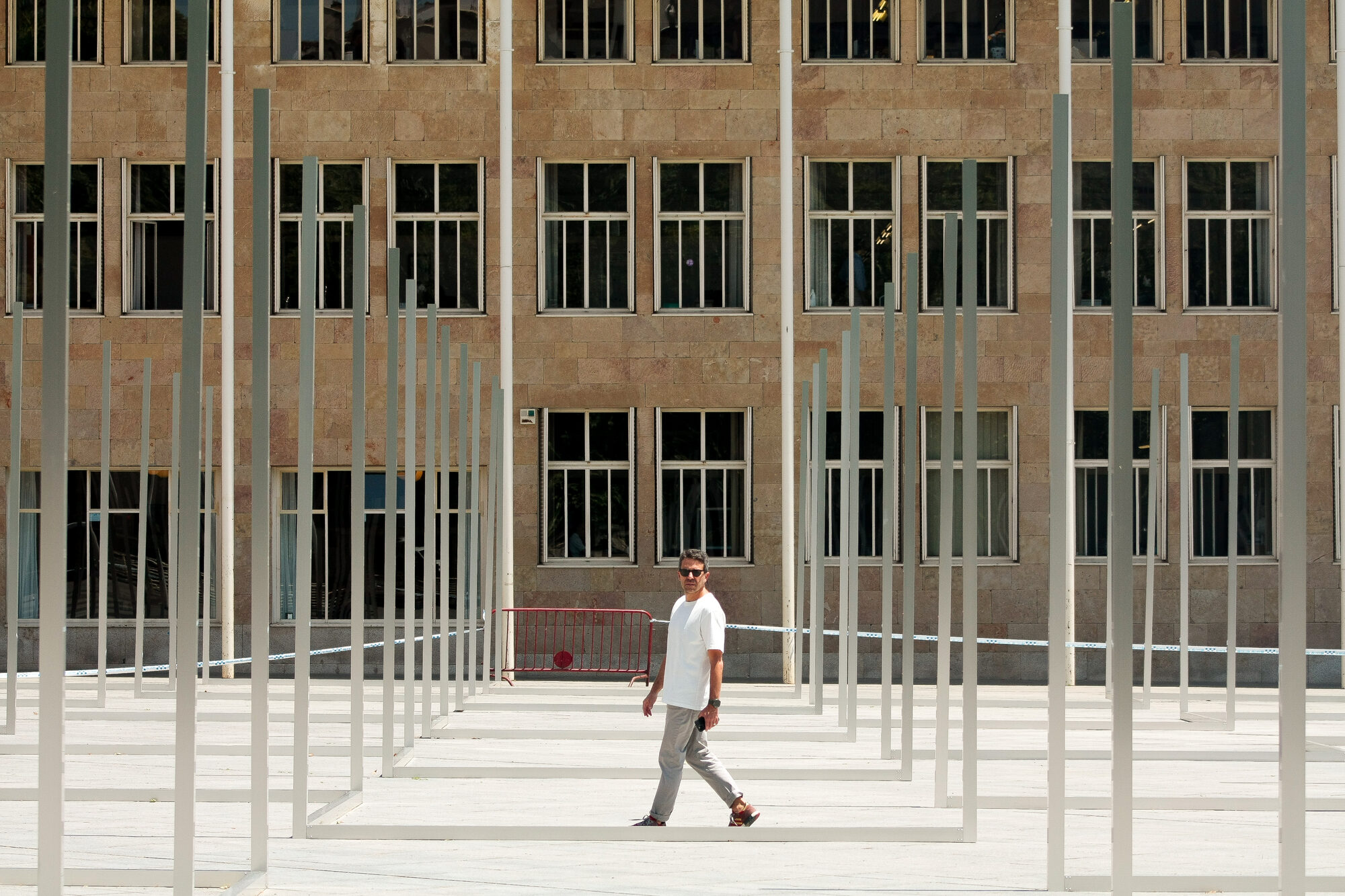Resonancia, a temporary lattice installation in the plaza at Logroño City Hall.