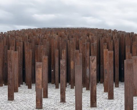 Central Monument of the 1956 Hungarian Revolution by i-ypszilon, a wedge of steel columns in Ötvenhatosok tere, Budapest